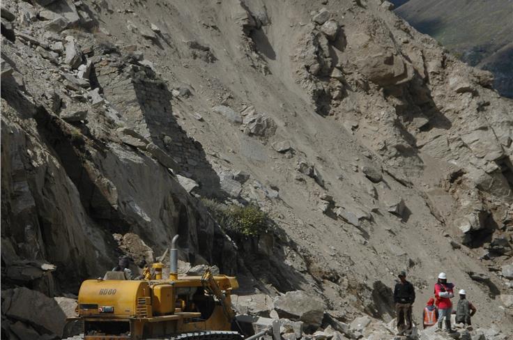 Three hour wait while the 'dozer clears the landslide after Rohtang